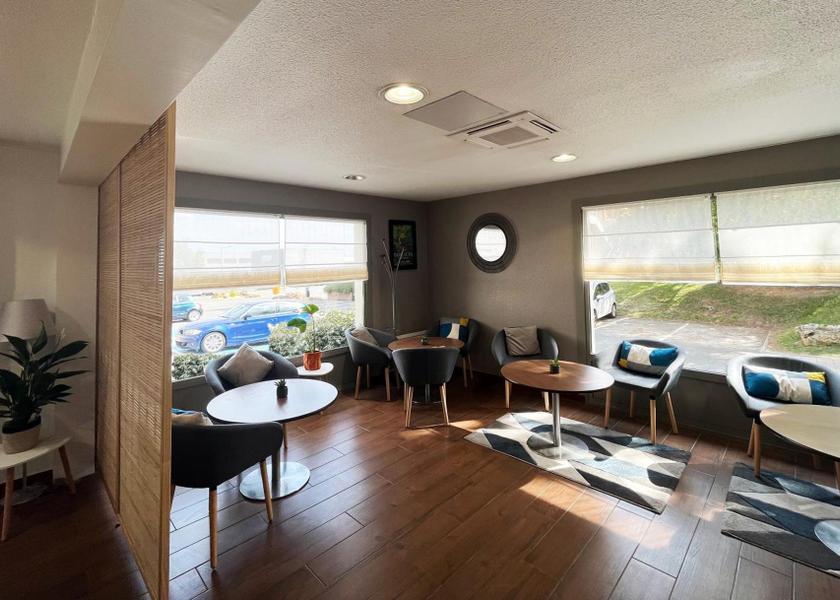 Ile-de-France Villejust shared lounge/tv area