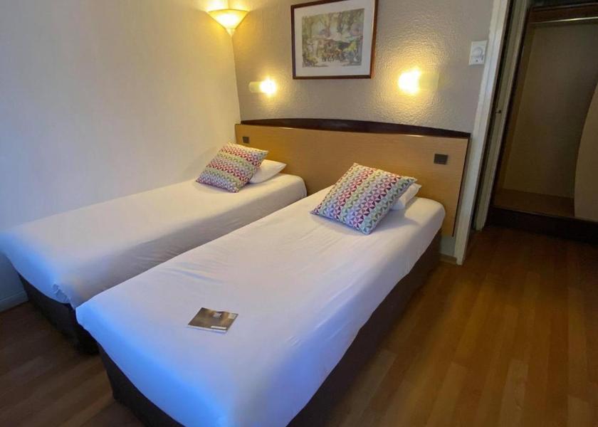 Provence - Alpes - Cote d'Azur Manosque 2 Single Beds  One Junior Bed (Up To One0 Years)