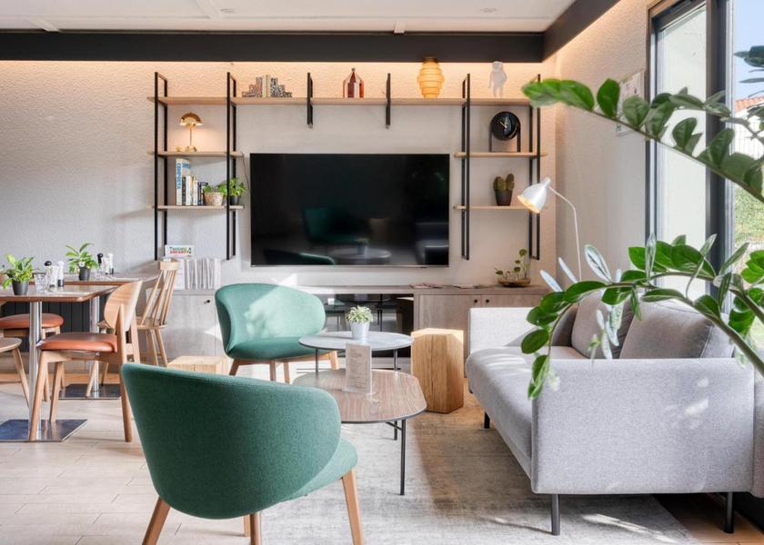 Nouvelle-Aquitaine Gradignan shared lounge/tv area