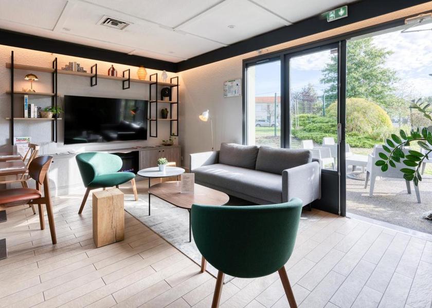 Nouvelle-Aquitaine Gradignan shared lounge/tv area