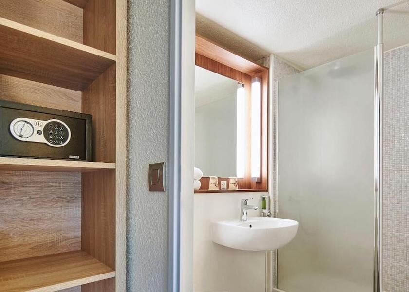 Île-de-France La Verriere Bathroom