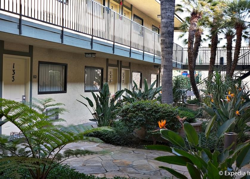 California Tustin Courtyard