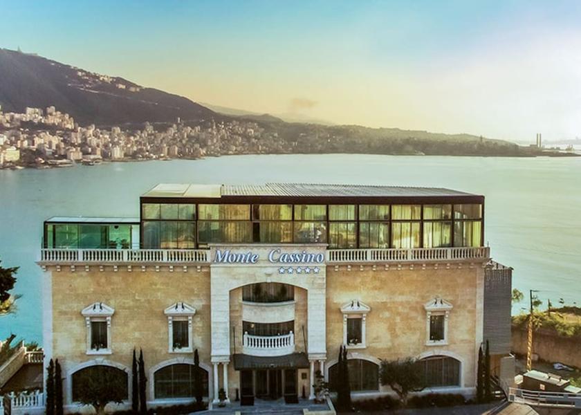 Keserwan-Jbeil Governorate Kfar Yassine Front of property