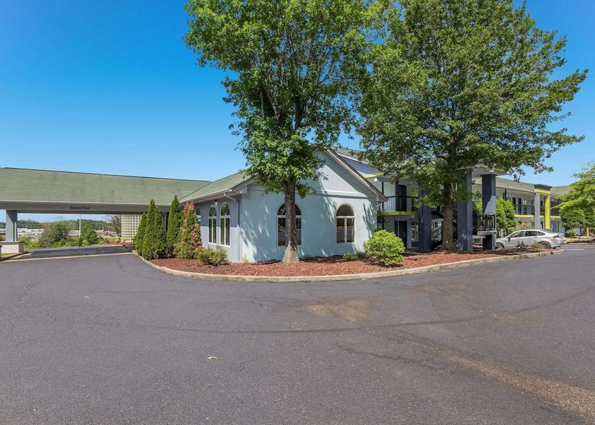 Kentucky London Exterior Detail