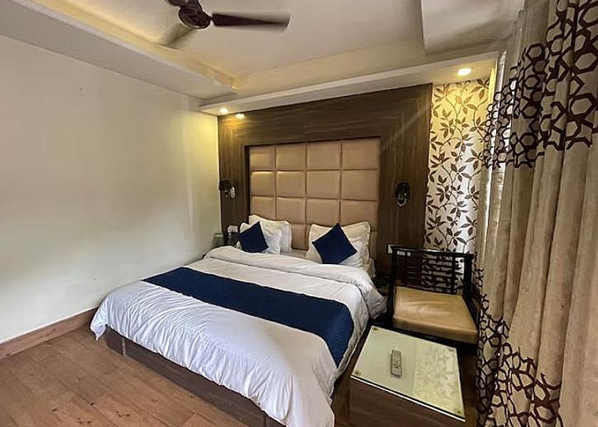 Himachal Pradesh Manali Premium Room (With Front View Private Balcony)
