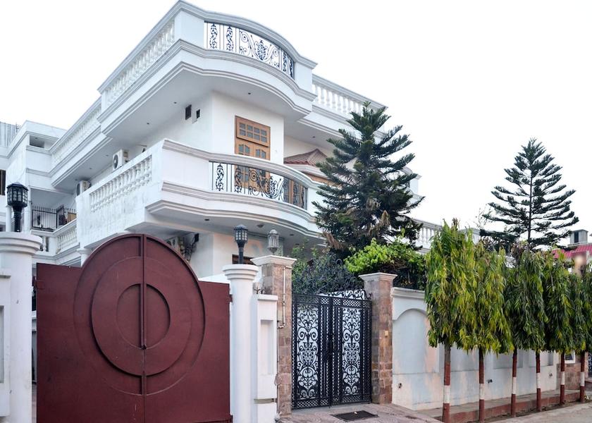 Uttar Pradesh Lucknow Front of property