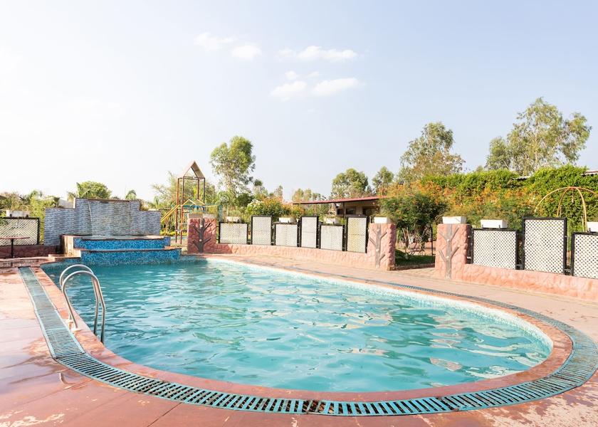Madhya Pradesh Bhopal Swim-up bar