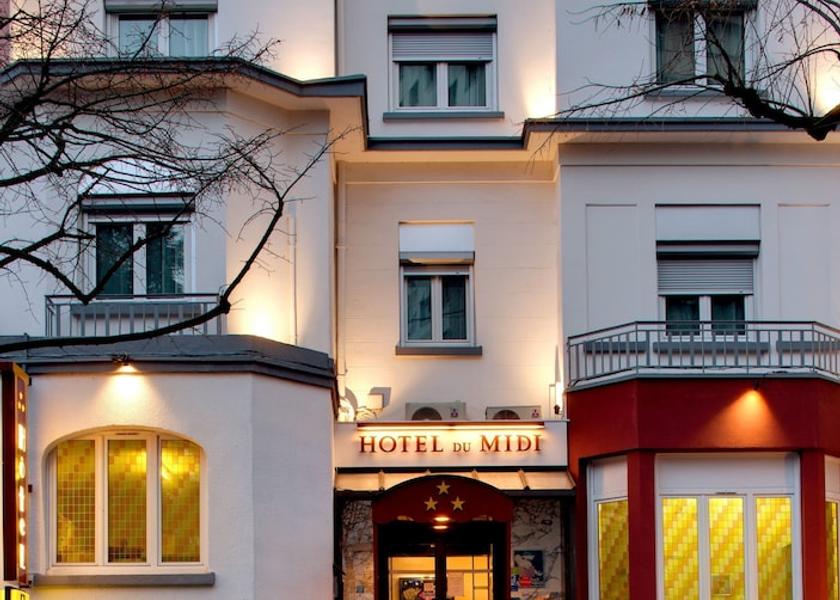 Auvergne-Rhône-Alpes Saint-Etienne Front of property - evening/night