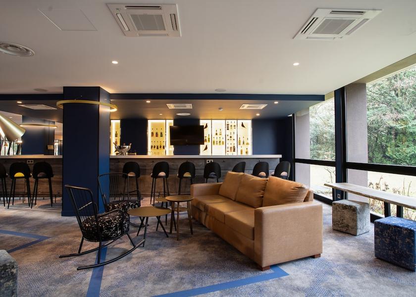 Auvergne-Rhône-Alpes Ferney-Voltaire Bar (on property)