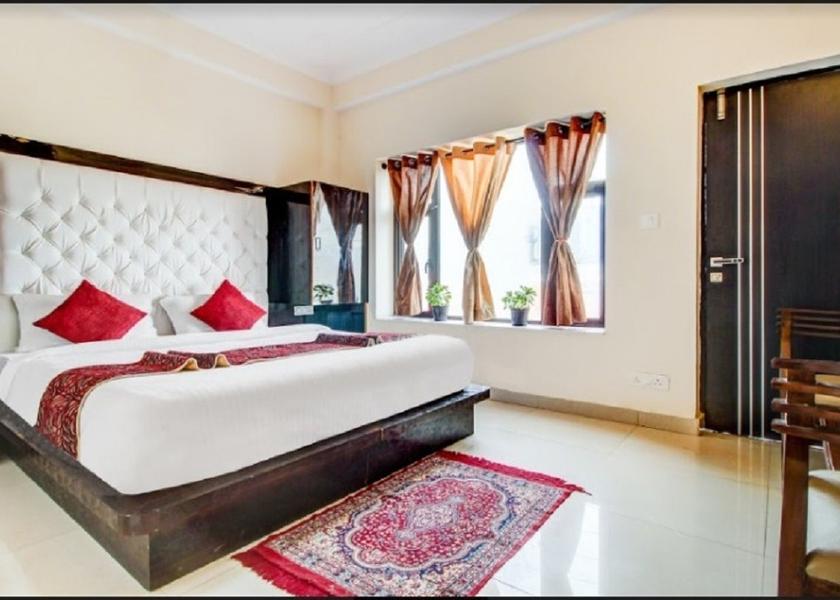 Himachal Pradesh Shimla CLASSIC : Room with attached washroom for 1 t o 3 people, balcony & excellent view