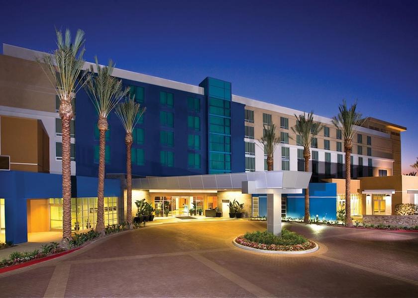 California Aliso Viejo Exterior Detail