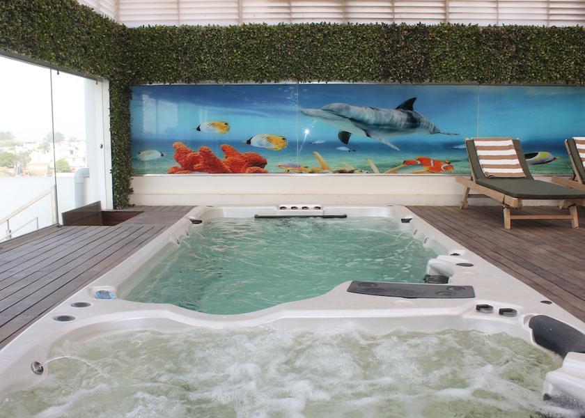 Indoor spa tub