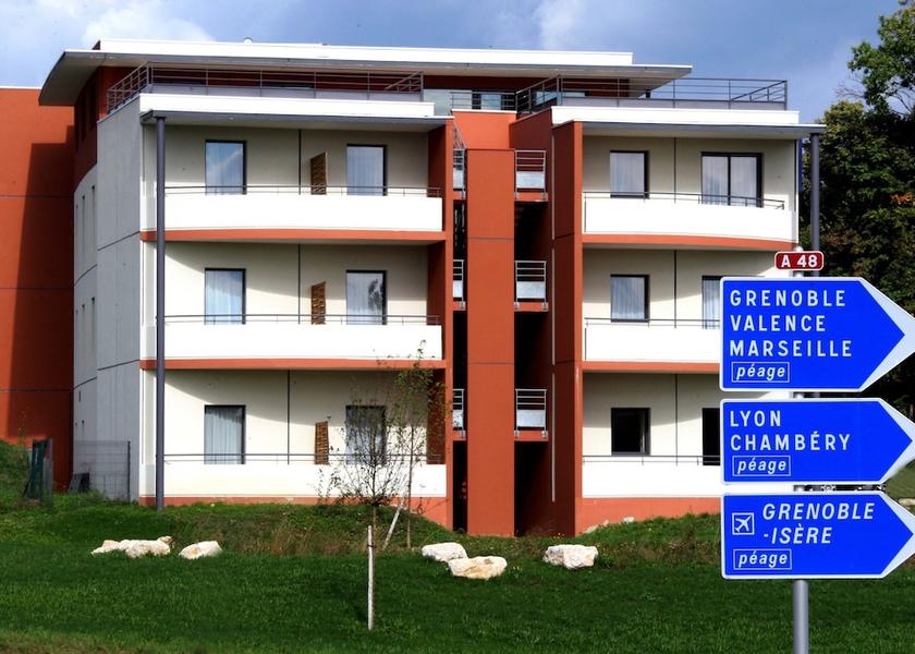 Auvergne-Rhône-Alpes Voiron Front of property