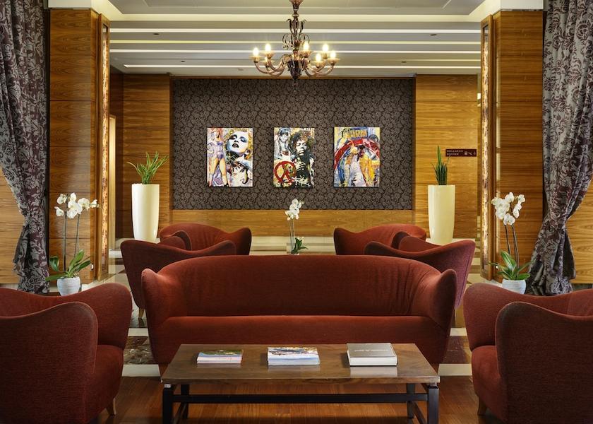 Lombardy Pero Lobby sitting area