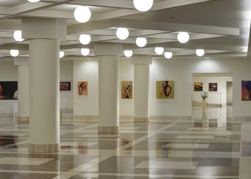 Lombardy Pero Interior Entrance