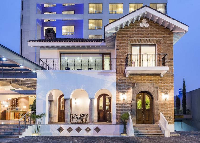  Quito Exterior Detail