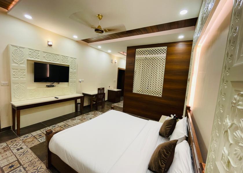 Madhya Pradesh Maheshwar AC Suite Room
