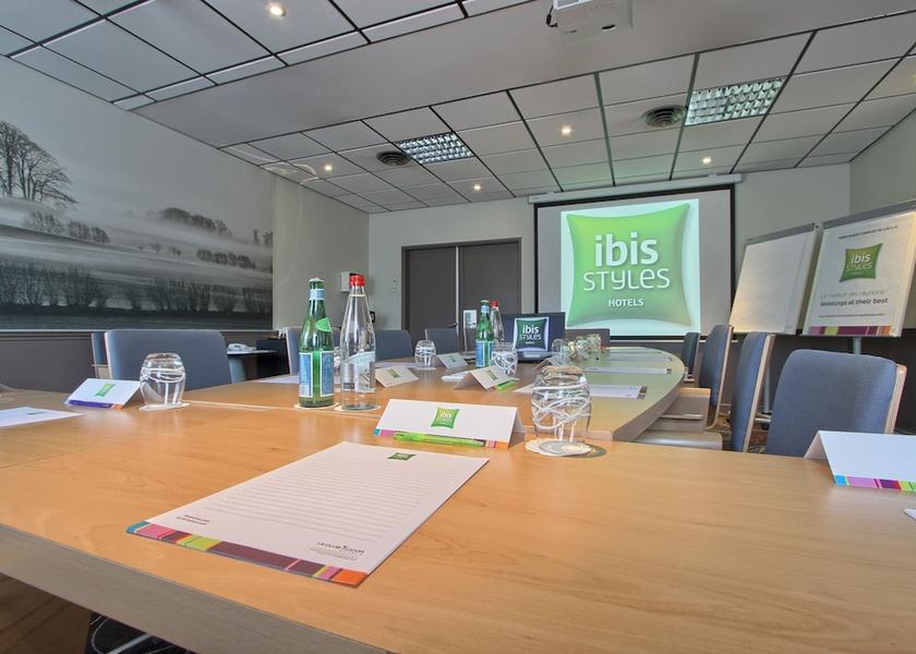 Ile-de-France Roissy-en-France Meeting Room