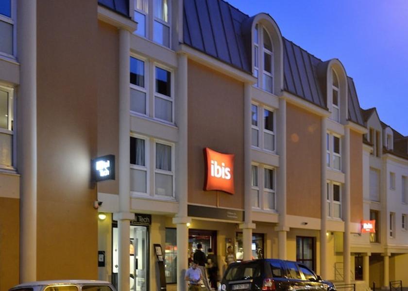 Île-de-France Fontainebleau Front of property - evening/night