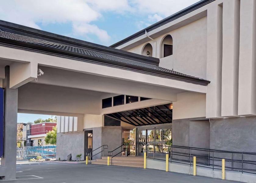 California Lake Forest Exterior Detail