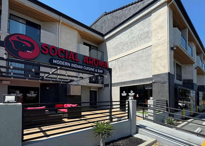 California Lake Forest Dining Area