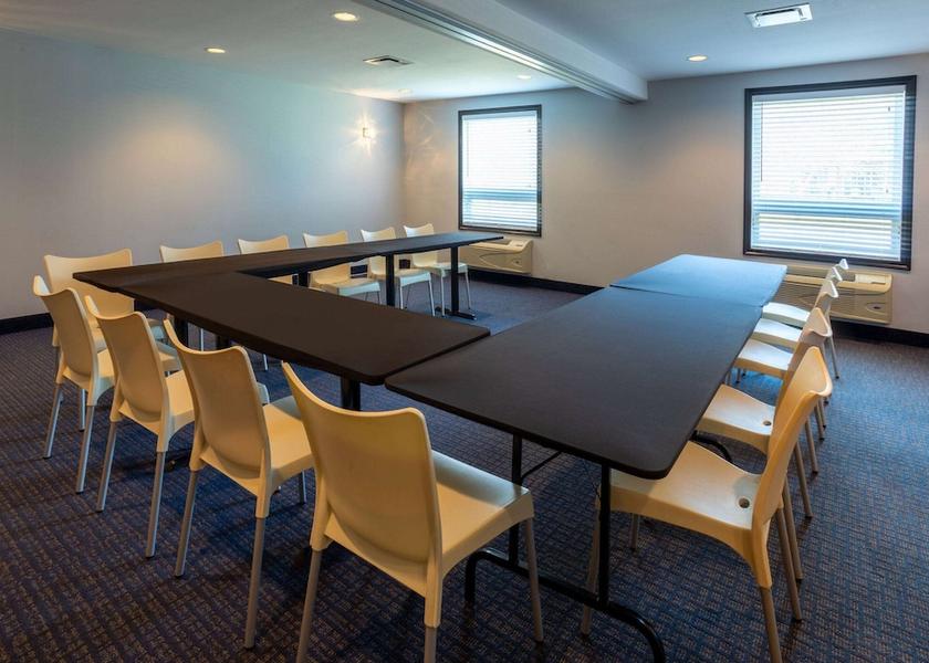 Quebec Terrebonne Meeting Room