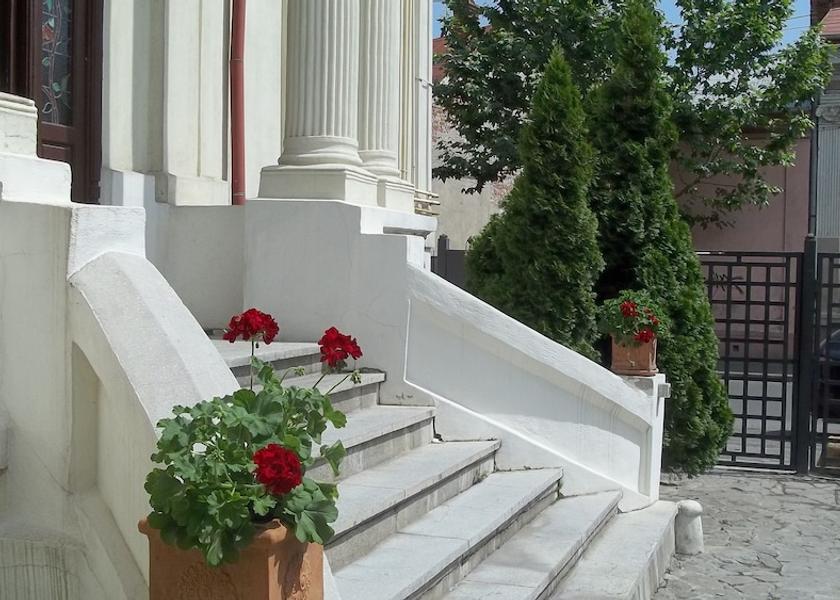  Bucharest Entrance