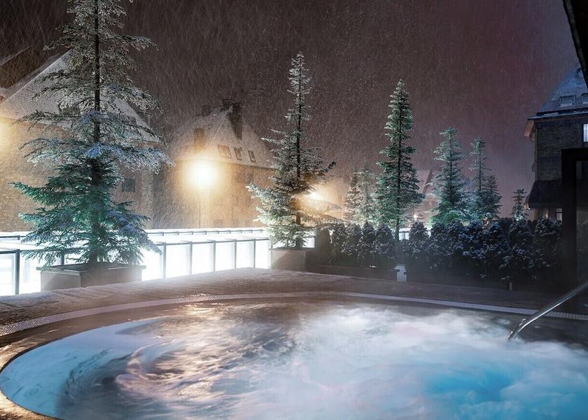 Catalonia Naut Aran Outdoor spa tub