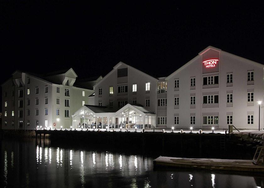 Møre og Romsdal Kristiansund Front of property - evening/night