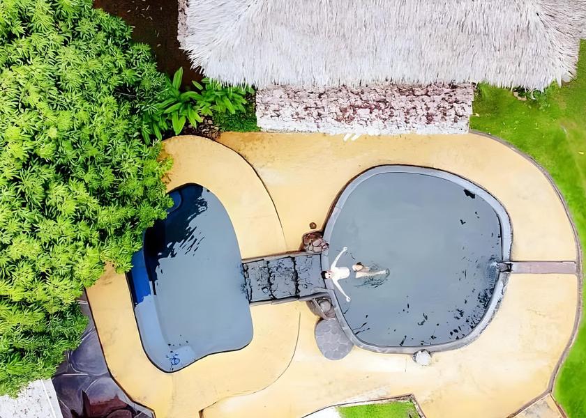 swimming pool [outdoor]