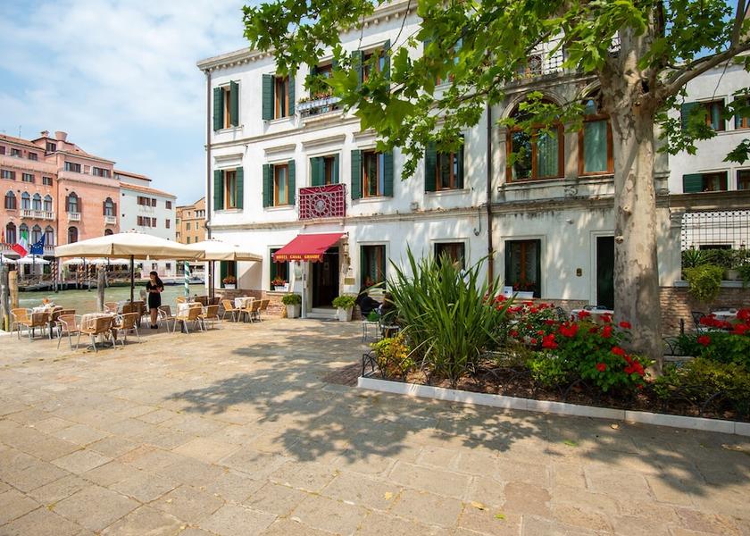 Veneto Venice Swim-up bar