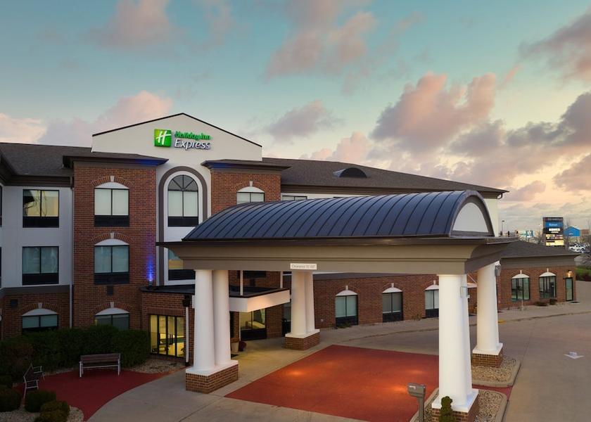 Illinois Peru Exterior Detail