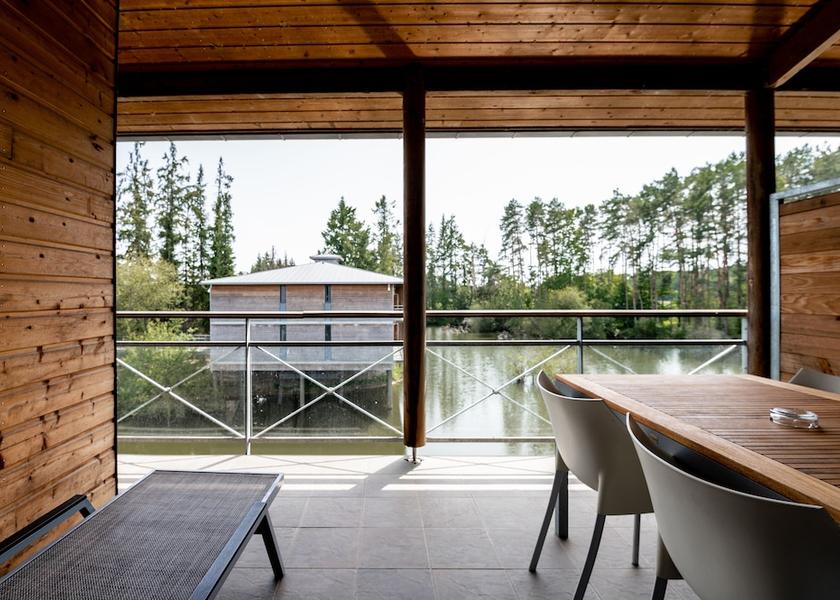 Brittany Bruz Terrace/patio