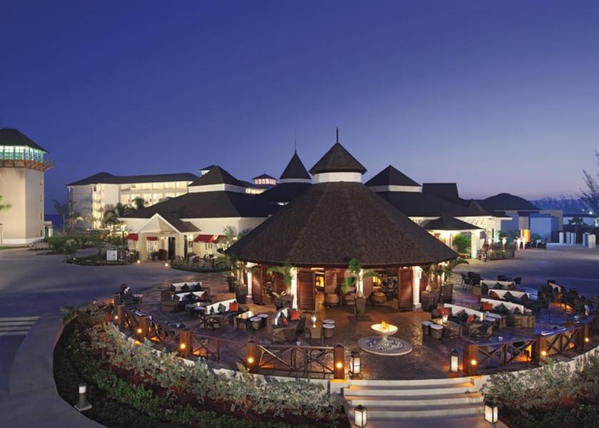 Saint James Montego Bay Bar (on property)