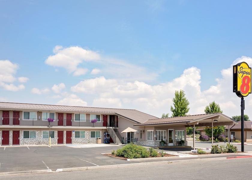 California Alturas Exterior Detail