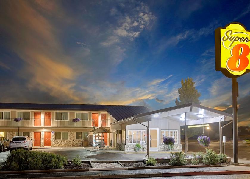 California Alturas Facade