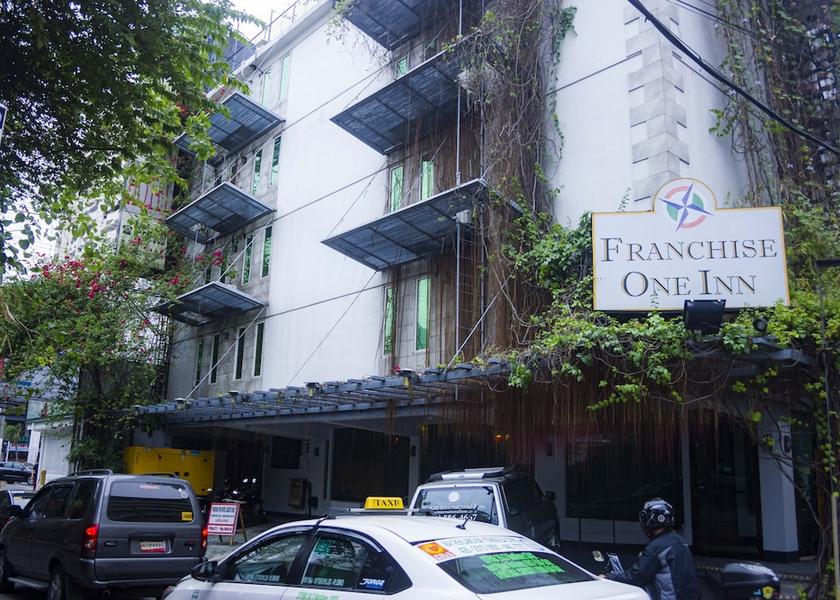  Makati Front of property