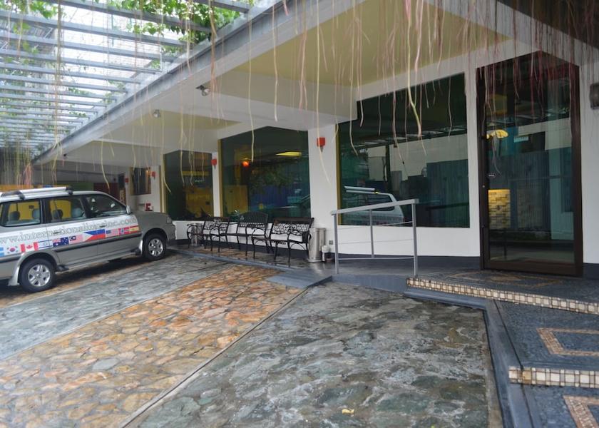  Makati Front of property