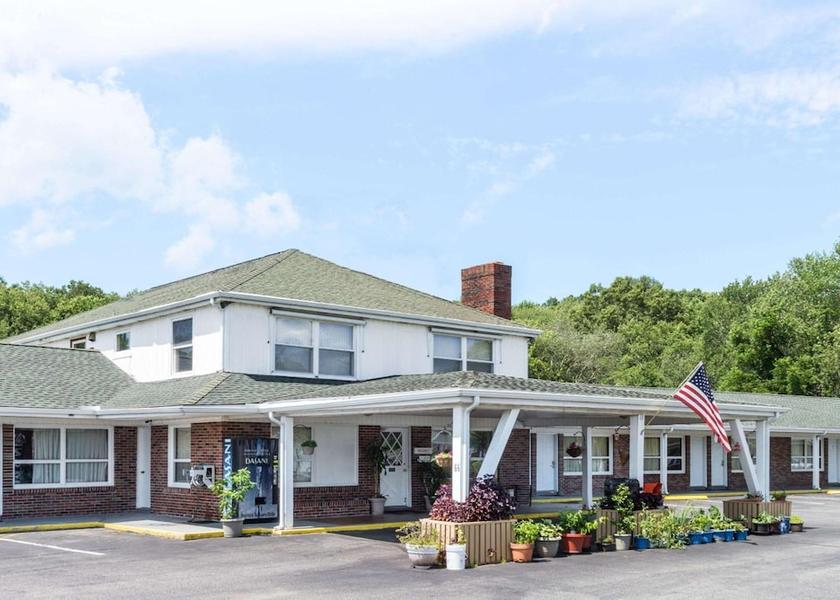 Connecticut Moosup Exterior Detail