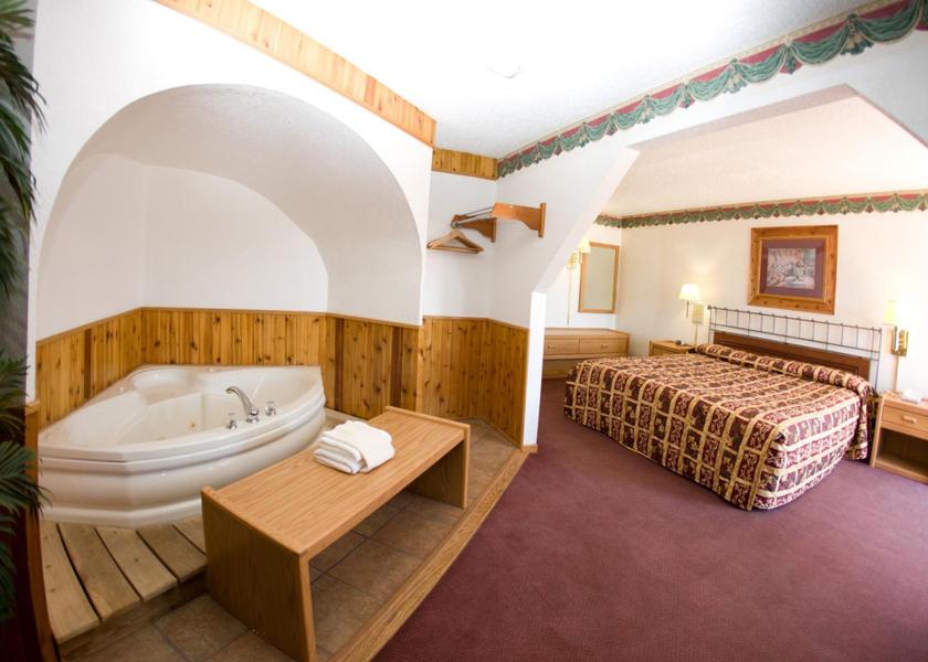 North Dakota Mandan Suite with Hot Tub