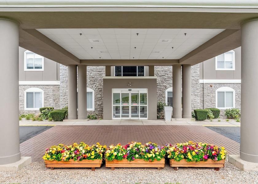 Connecticut Newington Exterior Detail