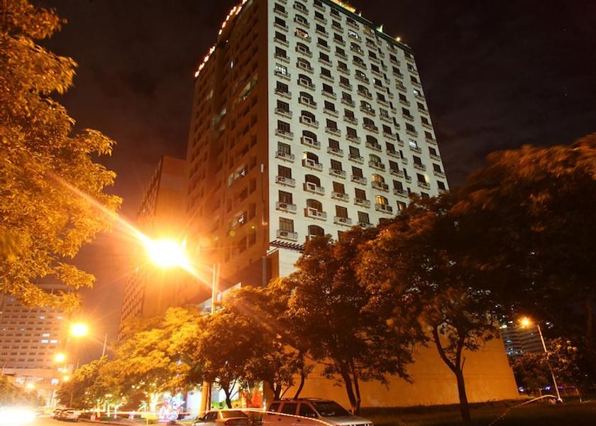  Muntinlupa Front of property - evening/night