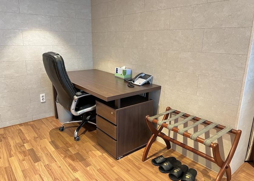South Gyeongsang Changwon Room
