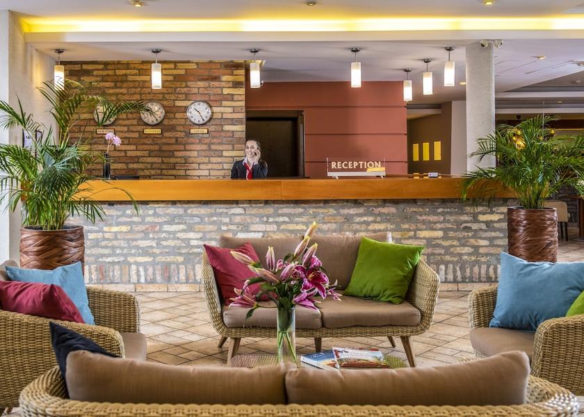  Vecses Interior Entrance