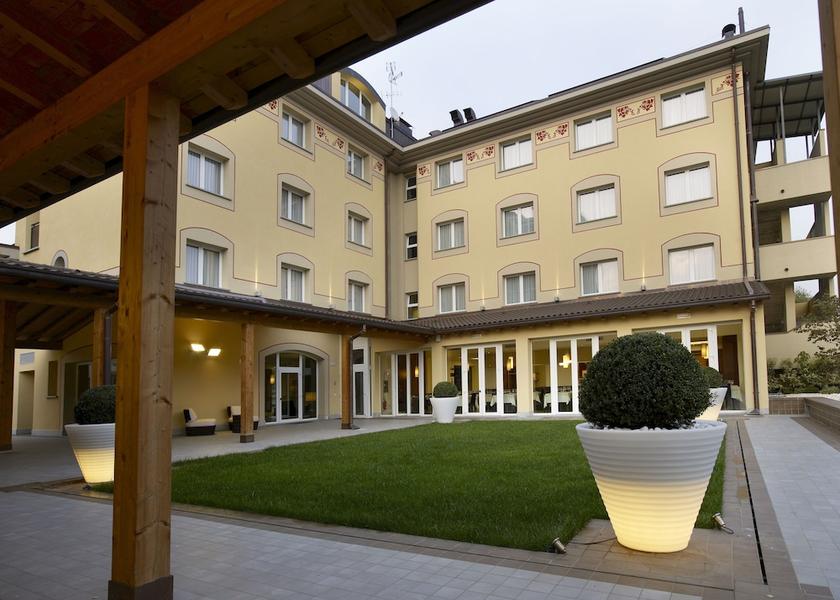 Lombardy Garbagnate Milanese Courtyard