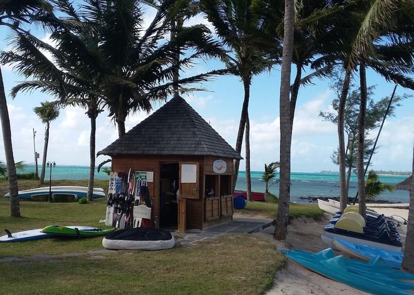 MU Poste Lafayette Exterior Detail