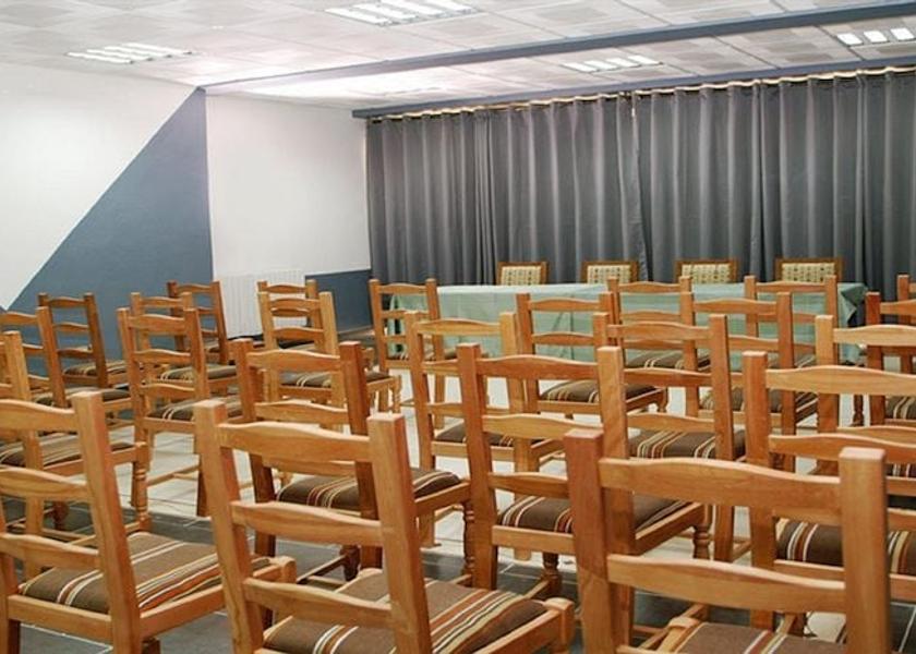  Oran Meeting Room
