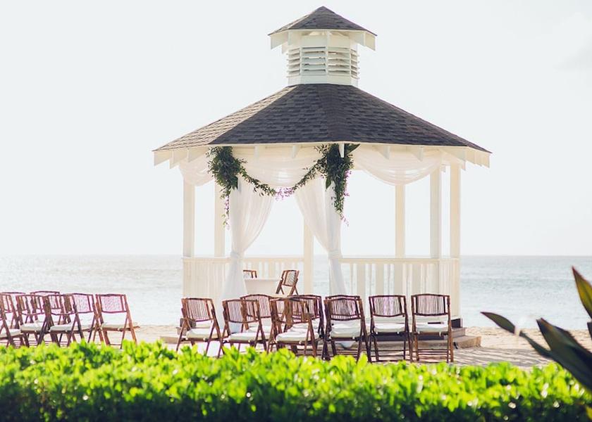  Seven Mile Beach Outdoor Wedding Area