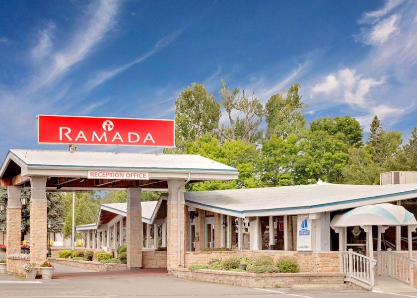 Ontario Gananoque Hotel Exterior