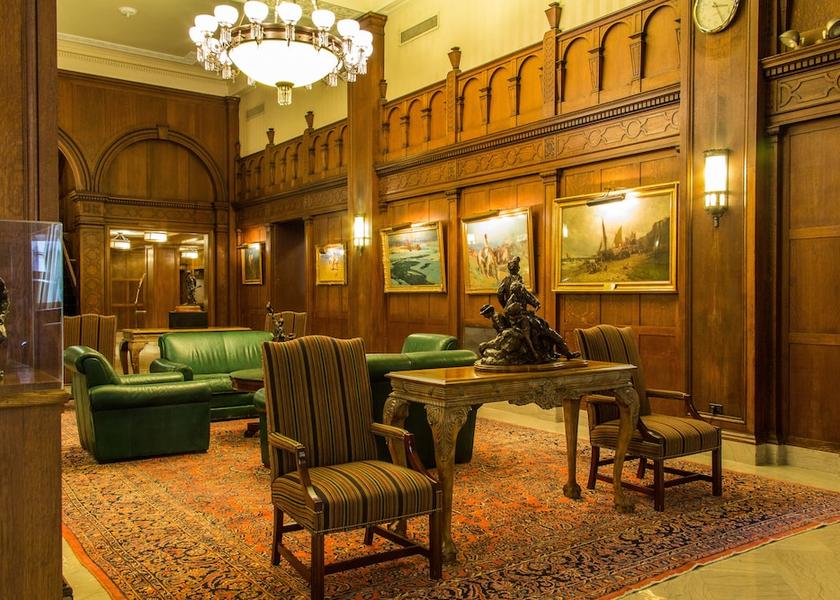 Missouri St. Louis Lobby sitting area